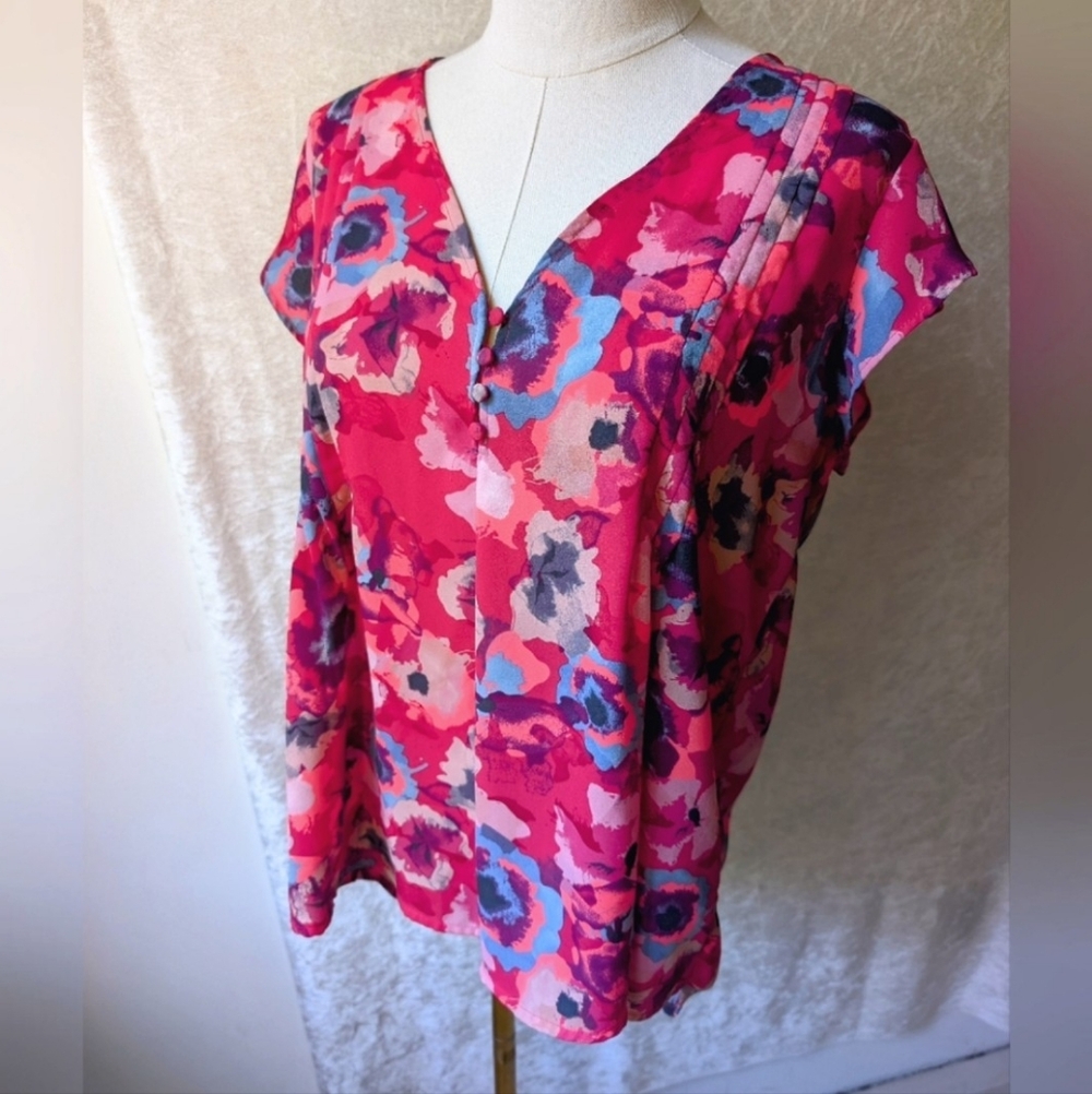 Lila Rose Bright Pink Floral Blouse V Neck Button Front  Short Sleeve